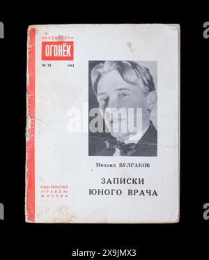 A Young Doctor's notebook (in russo: «Записки юного врача» Zapiski yunogo vracha, letteralmente "Note di Un giovane medico"), noto anche come A Country Doctor's notebook di Mikhail Bulgakov, pubblicato per la prima volta nel 1963 in URSS. Foto Stock