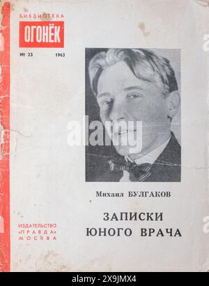 A Young Doctor's notebook (in russo: «Записки юного врача» Zapiski yunogo vracha, letteralmente "Note di Un giovane medico"), noto anche come A Country Doctor's notebook di Mikhail Bulgakov, pubblicato per la prima volta nel 1963 in URSS. Foto Stock