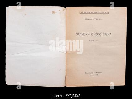 A Young Doctor's notebook (in russo: «Записки юного врача» Zapiski yunogo vracha, letteralmente "Note di Un giovane medico"), noto anche come A Country Doctor's notebook di Mikhail Bulgakov, pubblicato per la prima volta nel 1963 in URSS. Foto Stock