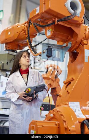 Robotica collaborativa cella robotica per la movimentazione dei pezzi integrazione intelligente con le periferiche e collaborazione tra robot industria, Tecnalia Research & Innovation, Technology and Research Centre, Zamudio Technological Park, Derio, Bizkaia, Paesi Baschi, Spagna. Foto Stock