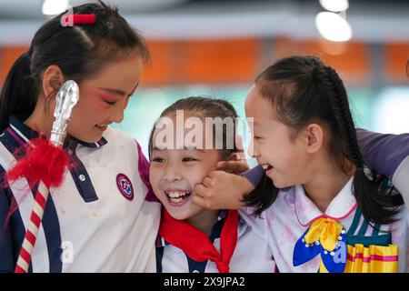 (240601) -- KUNSHAN, 1° giugno 2024 (Xinhua) -- Xie Suqian (C), allieva della "Little Kunqu Opera training class", si diverte con i suoi compagni di classe alla Shipai Center Primary School di Kunshan nella città di Kunshan, nella provincia cinese orientale di Jiangsu, 31 maggio 2024. In una sala di formazione della Scuola primaria del Centro Shipai nella città di Kunshan, gli alunni esercitano le competenze di base dell'Opera di Kunqu sotto la guida di un insegnante a tempo pieno. Tutte le manovre sono presentate con precisione. La città di Kunshan è il luogo di nascita dell'Opera Kunqu, elencata dall'Organizzazione delle Nazioni Unite per l'educazione, la scienza e la cultura (UNESCO) come Foto Stock