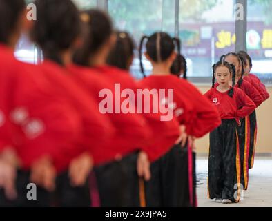 (240601) -- KUNSHAN, 1° giugno 2024 (Xinhua) -- gli alunni della "Little Kunqu Opera training class" provano prima di uno spettacolo dell'Opera Kunqu alla Scuola primaria del Centro Shipai di Kunshan nella città di Kunshan, nella provincia cinese di Jiangsu, 30 maggio 2024. In una sala di formazione della Scuola primaria del Centro Shipai nella città di Kunshan, gli alunni esercitano le competenze di base dell'Opera di Kunqu sotto la guida di un insegnante a tempo pieno. Tutte le manovre sono presentate con precisione. La città di Kunshan è il luogo di nascita dell'Opera Kunqu, che è elencata dall'Organizzazione delle Nazioni Unite per l'educazione, la scienza e la cultura (UNESCO) come inta Foto Stock