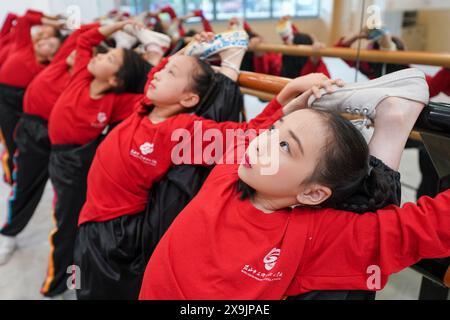 (240601) -- KUNSHAN, 1° giugno 2024 (Xinhua) -- Xie Suqian (1° R), allieva della "Little Kunqu Opera training class", pratica le competenze di base dell'opera Kunqu con i suoi compagni di classe alla Shipai Center Primary School di Kunshan nella città di Kunshan, nella provincia di Jiangsu, nella Cina orientale, 30 maggio 2024. In una sala di formazione della Scuola primaria del Centro Shipai nella città di Kunshan, gli alunni esercitano le competenze di base dell'Opera di Kunqu sotto la guida di un insegnante a tempo pieno. Tutte le manovre sono presentate con precisione. La città di Kunshan è il luogo di nascita dell'Opera Kunqu, elencata dalle Nazioni Unite Educational, Scientific e cUL Foto Stock