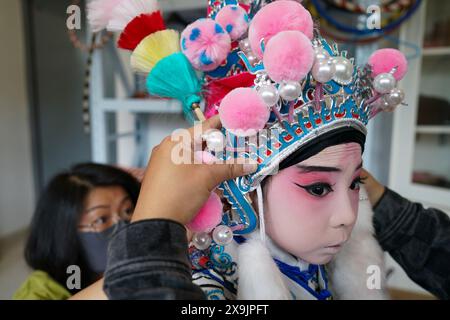 (240601) -- KUNSHAN, 1° giugno 2024 (Xinhua) -- Xie Suqian, allievo della "Little Kunqu Opera training class" della Scuola primaria del Centro Shipai, si prepara prima di uno spettacolo dell'Opera di Kunqu nella città di Kunshan, nella provincia di Jiangsu nella Cina orientale, 31 maggio 2024. In una sala di formazione della Scuola primaria del Centro Shipai nella città di Kunshan, gli alunni esercitano le competenze di base dell'Opera di Kunqu sotto la guida di un insegnante a tempo pieno. Tutte le manovre sono presentate con precisione. La città di Kunshan è il luogo di nascita dell'Opera Kunqu, elencata dall'Organizzazione delle Nazioni Unite per l'educazione, la scienza e la cultura (UNESCO) come i Foto Stock