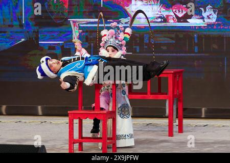 (240601) -- KUNSHAN, 1° giugno 2024 (Xinhua) -- Zhang Zixuan (fronte) e Xie Suqian, due allievi della "Little Kunqu Opera training class" della Scuola primaria del Centro Shipai, eseguono Kunqu Opera nella città di Kunshan, nella provincia di Jiangsu nella Cina orientale, 31 maggio 2024. In una sala di formazione della Scuola primaria del Centro Shipai nella città di Kunshan, gli alunni esercitano le competenze di base dell'Opera di Kunqu sotto la guida di un insegnante a tempo pieno. Tutte le manovre sono presentate con precisione. La città di Kunshan è il luogo di nascita dell'Opera di Kunqu, elencata dall'Organizzazione delle Nazioni Unite per l'educazione, la scienza e la cultura (UNESCO) A. Foto Stock