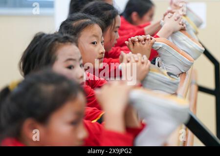 (240601) -- KUNSHAN, 1° giugno 2024 (Xinhua) -- gli alunni prendono un corso di formazione per l'Opera di Kunqu presso la Scuola primaria del Centro Shipai di Kunshan nella città di Kunshan, nella provincia cinese di Jiangsu, 30 maggio 2024. In una sala di formazione della Scuola primaria del Centro Shipai nella città di Kunshan, gli alunni esercitano le competenze di base dell'Opera di Kunqu sotto la guida di un insegnante a tempo pieno. Tutte le manovre sono presentate con precisione. La città di Kunshan è il luogo di nascita dell'Opera di Kunqu, elencata dall'Organizzazione delle Nazioni Unite per l'educazione, la scienza e la cultura (UNESCO) come patrimonio culturale immateriale. La città ha stabilito il suo Foto Stock