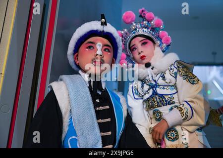 (240601) -- KUNSHAN, 1° giugno 2024 (Xinhua) -- Zhang Zixuan (L) e Xie Suqian, allievi della "Little Kunqu Opera training class" della Scuola primaria del Centro Shipai, aspettate uno spettacolo dell'Opera Kunqu nella città di Kunshan, nella provincia di Jiangsu nella Cina orientale, 31 maggio 2024. In una sala di formazione della Scuola primaria del Centro Shipai nella città di Kunshan, gli alunni esercitano le competenze di base dell'Opera di Kunqu sotto la guida di un insegnante a tempo pieno. Tutte le manovre sono presentate con precisione. La città di Kunshan è il luogo di nascita dell'Opera di Kunqu, elencata dall'Organizzazione delle Nazioni Unite per l'educazione, la scienza e la cultura (ONU) Foto Stock