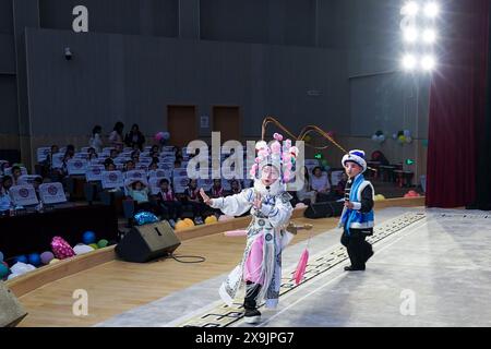 (240601) -- KUNSHAN, 1° giugno 2024 (Xinhua) -- Zhang Zixuan (dietro) e Xie Suqian, allievi della "Little Kunqu Opera training class" della scuola elementare del centro Shipai, eseguono l'opera Kunqu nella città di Kunshan, nella provincia cinese orientale di Jiangsu, 31 maggio 2024. In una sala di formazione della Scuola primaria del Centro Shipai nella città di Kunshan, gli alunni esercitano le competenze di base dell'Opera di Kunqu sotto la guida di un insegnante a tempo pieno. Tutte le manovre sono presentate con precisione. La città di Kunshan è il luogo di nascita dell'Opera Kunqu, elencata dall'Organizzazione delle Nazioni Unite per l'educazione, la scienza e la cultura (UNESCO) come Foto Stock