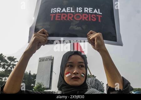 I manifestanti pro-palestinesi a Bogor, Giava occidentale, Indonesia, mettono in scena un’azione “All Eyes on Rafah” il 1° giugno 2024 Foto Stock