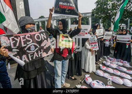 I manifestanti pro-palestinesi a Bogor, Giava occidentale, Indonesia, mettono in scena un’azione “All Eyes on Rafah” il 1° giugno 2024 Foto Stock