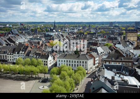 Il panorama della città dall'alto mostra le vecchie case del centro di Maastricht Foto Stock