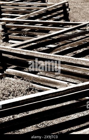 Recinzione in legno con guida divisa in sequenza a zig zag vista ravvicinata Foto Stock