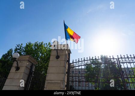 Bucarest, Romania. 25 maggio 2024. la bandiera rumena sventolava in una strada del centro città Foto Stock