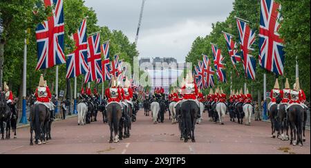 Queen Victoria Memorial, Londra, Regno Unito. 1 giugno 2024. La rivista del maggiore generale della trooping of the Colour per la parata del compleanno del re ha luogo. Questa prova è la prima di due recensioni formali in uniforme completa delle truppe e dei cavalli prima di sfilare per la HM The King's Official Birthday Parade il 15 giugno. I soldati sono ispezionati dal maggiore generale James Bowder OBE, il maggiore generale comandante della Household Division. Household Cavalry Mounted Regiment cavalcano lungo il Mall da Buckingham Palace prima della Review at Horse Guards Parade. Crediti: Malcolm Park/Alamy Live News Foto Stock