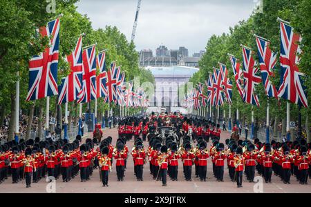 Queen Victoria Memorial, Londra, Regno Unito. 1 giugno 2024. La rivista del maggiore generale della trooping of the Colour per la parata del compleanno del re ha luogo. Questa prova è la prima di due recensioni formali in uniforme completa delle truppe e dei cavalli prima di sfilare per la HM The King's Official Birthday Parade il 15 giugno. I soldati sono ispezionati dal maggiore generale James Bowder OBE, il maggiore generale comandante della Household Division. Le bande della Massed Guards marciano lungo il Mall tornando a Buckingham Palace dopo la Review in Horse Guards Parade. Crediti: Malcolm Park/Alamy Live News Foto Stock