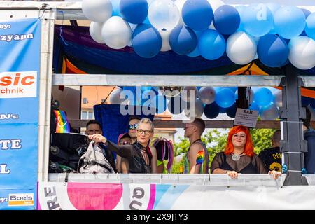 Christopher Street Day a Dresda Der CSD Dresden e.V., versteht sich als Sprachrohr von Lesben, Schwulen, Bi- und Trans-Identen Menschen a Dresda und Sachsen und damit auch als Katalysator zur Beseitigung aktueller Missstände, wie den immer noch vorhandenen Diskriminierungen vorgenannter Menschengruppen in Menschengruppen und Genschender Polesellschaft der Polesellschaft der G.B. Dresden Sachsen Deutschland *** Christopher Street Day a Dresda il CSD Dresden e V si considera il portavoce di lesbiche, gay, bi e trans a Dresda e Sassonia e quindi anche un catalizzatore per l'eliminazione delle attuali lamentele, Foto Stock