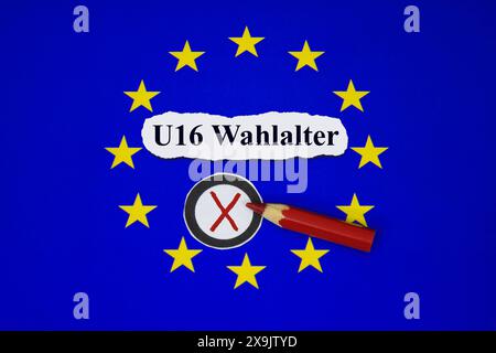 Europasymbol mit Wahlkreuz und U16 Wahlalter Europasymbol mit Wahlkreuz und U16 Wahlalter, 01.06.2024, Borkwalde, Brandeburgo, Auf einem Europasymbol liegt ein Wahlkreuz mit einem Rotstift und dem Schriftzug U16. *** Simbolo Europa con croce di voto e età di voto U16 simbolo Europa con croce di voto e età di voto U16, 01 06 2024, Borkwalde, Brandeburgo, su un simbolo Europa si trova una croce di voto con una matita rossa e la scritta U16 Foto Stock