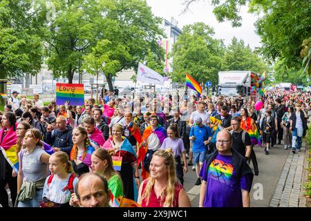 Christopher Street Day a Dresda Der CSD Dresden e.V., versteht sich als Sprachrohr von Lesben, Schwulen, Bi- und Trans-Identen Menschen a Dresda und Sachsen und damit auch als Katalysator zur Beseitigung aktueller Missstände, wie den immer noch vorhandenen Diskriminierungen vorgenannter Menschengruppen in Menschengruppen und Genschender Polesellschaft der Polesellschaft der G.B. Dresden Sachsen Deutschland *** Christopher Street Day a Dresda il CSD Dresden e V si considera il portavoce di lesbiche, gay, bi e trans a Dresda e Sassonia e quindi anche un catalizzatore per l'eliminazione delle attuali lamentele, Foto Stock