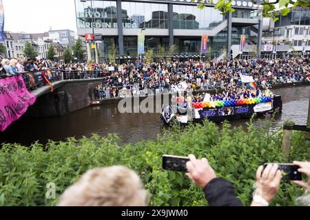 UTRECHT - i partecipanti alla sfilata di barche Utrecht Pride ondeggiano gli spettatori. L'obiettivo principale dell'organizzazione dell'evento annuale è aumentare la visibilità delle organizzazioni LGBTIQ+. ANP JEROEN JUMELET netherlands Out - belgio Out Foto Stock
