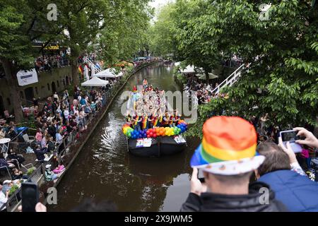 UTRECHT - i partecipanti alla sfilata di barche Utrecht Pride ondeggiano gli spettatori. L'obiettivo principale dell'organizzazione dell'evento annuale è aumentare la visibilità delle organizzazioni LGBTIQ+. ANP JEROEN JUMELET netherlands Out - belgio Out Foto Stock