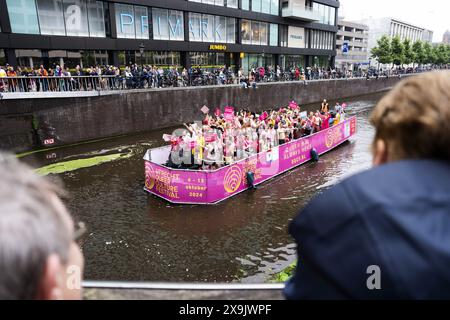 UTRECHT - i partecipanti alla sfilata di barche Utrecht Pride ondeggiano gli spettatori. L'obiettivo principale dell'organizzazione dell'evento annuale è aumentare la visibilità delle organizzazioni LGBTIQ+. ANP JEROEN JUMELET netherlands Out - belgio Out Foto Stock