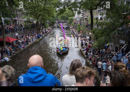 UTRECHT - i partecipanti alla sfilata di barche Utrecht Pride ondeggiano gli spettatori. L'obiettivo principale dell'organizzazione dell'evento annuale è aumentare la visibilità delle organizzazioni LGBTIQ+. ANP JEROEN JUMELET netherlands Out - belgio Out Foto Stock