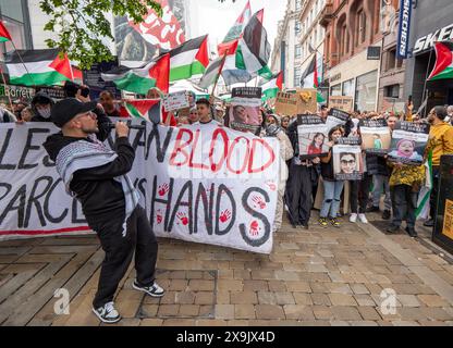 Dimostrazione palestinese nel centro di Manchester. La protesta ha visto i manifestanti passare lungo la Market Street passando davanti a una filiale della Barclays Bank che è stata abbattuta dopo che le finestre sono state frantumate e l'edificio è stato coperto di vernice rossa come parte di una protesta contro il coinvolgimento delle banche con investimenti in Israele. Manchester, Regno Unito foto: Garyroberts/worldwidefeatures.com Foto Stock