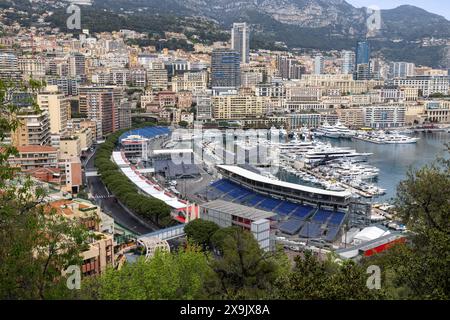 Monaco, vista sul porto della città, con spettatori che ospitano le gare di Formula 1 Foto Stock