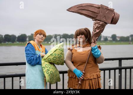 Japan-Tag a Duesseldorf vom 01.06. - 02.06.24 Cosplayerinnen am Rheinufer. Foto: Kirchner-Media/TH *** Japan Day a Duesseldorf dal 01 06 02 06 24 cosplayers sulle rive del Reno Photo Kirchner Media TH Copyright: Kirchner-Media Foto Stock