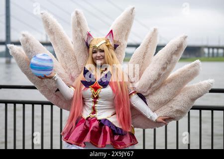 Japan-Tag a Duesseldorf vom 01.06. -02.06.24 Eine Cosplayerin am Rheinufer. Foto: Kirchner-Media/TH *** Japan Day a Duesseldorf dal 01 06 02 06 24 Un cosplayer sulle rive del Reno Photo Kirchner Media TH Copyright: Kirchner-Media Foto Stock