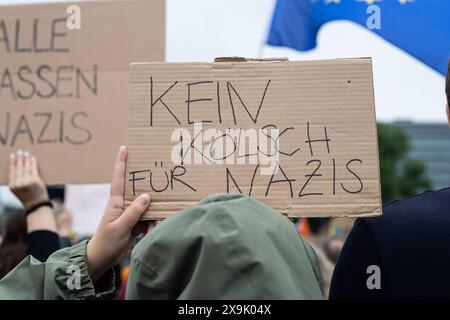 Dimostrazione Rechtsextremismus stoppen , Zeichen für Demokratie Teilnehmer bei der Demo, Kein Kölsch für Nazis Demonstration Rechtsextremismus stoppen , Zeichen für Demokratie Bundesweite Initiative, um Bürger/Bürgerinnen zur Teilnahme an der Europawahl zu Motivieren. Deutzer Werft, Köln, 01.06.2024 Köln Deutzer Werft NRW Deutschland *** dimostrazione fermare l'estremismo di destra , segno per la democrazia partecipanti alla manifestazione, No Kölsch per la dimostrazione nazista fermare l'estremismo di destra , segno per la democrazia iniziativa nazionale per motivare i cittadini a partecipare alle elezioni europee Foto Stock