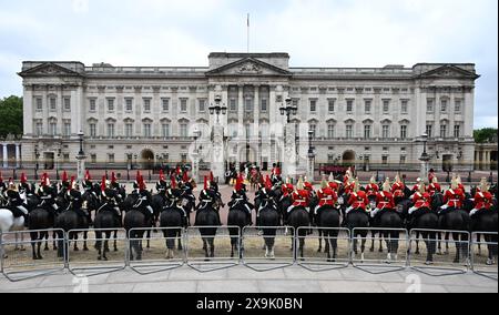 Londra, Regno Unito. 1 giugno 2024. La rivista del maggiore generale della trooping of the Colour per la parata del compleanno del re ha luogo. Questa prova è la prima di due recensioni formali in uniforme completa delle truppe e dei cavalli prima di sfilare per la HM The King's Official Birthday Parade il 15 giugno. I soldati sono ispezionati dal maggiore generale James Bowder OBE, il maggiore generale comandante della Household Division. Immagine: La Cavalleria della famiglia montata si allinea fuori Buckingham Palace mentre la carrozza del re torna dalla cerimonia della trooping of the Colour alla Horse Guards Parade. Credito: Malcol Foto Stock