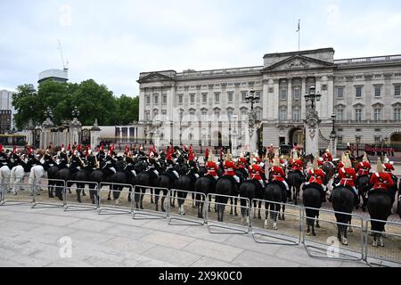 Londra, Regno Unito. 1 giugno 2024. La rivista del maggiore generale della trooping of the Colour per la parata del compleanno del re ha luogo. Questa prova è la prima di due recensioni formali in uniforme completa delle truppe e dei cavalli prima di sfilare per la HM The King's Official Birthday Parade il 15 giugno. I soldati sono ispezionati dal maggiore generale James Bowder OBE, il maggiore generale comandante della Household Division. Immagine: La Cavalleria della famiglia montata si allinea fuori Buckingham Palace mentre la carrozza del re torna dalla cerimonia della trooping of the Colour alla Horse Guards Parade. Credito: Malcol Foto Stock