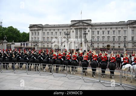 Londra, Regno Unito. 1 giugno 2024. La rivista del maggiore generale della trooping of the Colour per la parata del compleanno del re ha luogo. Questa prova è la prima di due recensioni formali in uniforme completa delle truppe e dei cavalli prima di sfilare per la HM The King's Official Birthday Parade il 15 giugno. I soldati sono ispezionati dal maggiore generale James Bowder OBE, il maggiore generale comandante della Household Division. Immagine: La Cavalleria della famiglia montata si allinea fuori Buckingham Palace mentre la carrozza del re torna dalla cerimonia della trooping of the Colour alla Horse Guards Parade. Credito: Malcol Foto Stock