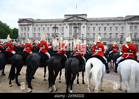 Londra, Regno Unito. 1 giugno 2024. La rivista del maggiore generale della trooping of the Colour per la parata del compleanno del re ha luogo. Questa prova è la prima di due recensioni formali in uniforme completa delle truppe e dei cavalli prima di sfilare per la HM The King's Official Birthday Parade il 15 giugno. I soldati sono ispezionati dal maggiore generale James Bowder OBE, il maggiore generale comandante della Household Division. Immagine: La Cavalleria della famiglia montata si allinea fuori Buckingham Palace mentre la carrozza del re torna dalla cerimonia della trooping of the Colour alla Horse Guards Parade. Credito: Malcol Foto Stock