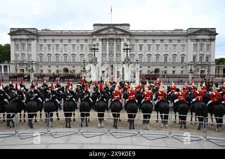 Londra, Regno Unito. 1 giugno 2024. La rivista del maggiore generale della trooping of the Colour per la parata del compleanno del re ha luogo. Questa prova è la prima di due recensioni formali in uniforme completa delle truppe e dei cavalli prima di sfilare per la HM The King's Official Birthday Parade il 15 giugno. I soldati sono ispezionati dal maggiore generale James Bowder OBE, il maggiore generale comandante della Household Division. Immagine: La Cavalleria della famiglia montata si allinea fuori Buckingham Palace mentre la carrozza del re torna dalla cerimonia della trooping of the Colour alla Horse Guards Parade. Credito: Malcol Foto Stock