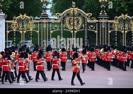 Queen Victoria Memorial, Londra, Regno Unito. 1 giugno 2024. La rivista del maggiore generale della trooping of the Colour per la parata del compleanno del re ha luogo. Questa prova è la prima di due recensioni formali in uniforme completa delle truppe e dei cavalli prima di sfilare per la HM The King's Official Birthday Parade il 15 giugno. I soldati sono ispezionati dal maggiore generale James Bowder OBE, il maggiore generale comandante della Household Division. Fotografia dell'evento dal Queen Victoria Memorial di fronte a Buckingham Palace. Crediti: Malcolm Park/Alamy Live News Foto Stock