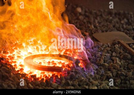 MAZZUOLO SHEPTON, SOMERSET, REGNO UNITO. 1 giugno 2024, primo piano di un ferro di cavallo riscaldato negli incendi di una fucina di contadini. Accreditamento John Rose/Alamy Live News Foto Stock