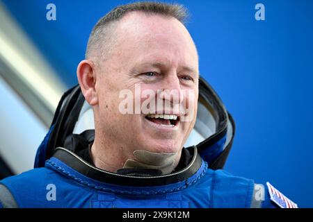 Florida, Stati Uniti. 1 giugno 2024. L'astronauta della NASA Butch Wilmore parla con la famiglia dopo essere uscito dall'Operations and Checkout Building al Kennedy Space Center, Florida, sabato 1 giugno 2024. Wilmore volerà la navicella spaziale Boeing Starliner sul suo volo inaugurale con equipaggio fino alla stazione spaziale Internazionale. Foto di Joe Marino/UPI credito: UPI/Alamy Live News Foto Stock