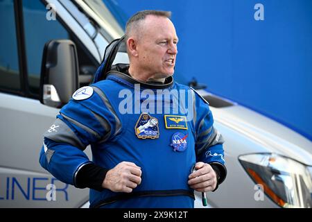 Florida, Stati Uniti. 1 giugno 2024. L'astronauta della NASA Butch Wilmore parla con i responsabili della NASA dopo essere uscito dall'Operations and Checkout Building presso il Kennedy Space Center, Florida, sabato 1 giugno 2024. Wilmore volerà la navicella spaziale Boeing Starliner sul suo volo inaugurale con equipaggio fino alla stazione spaziale Internazionale. Foto di Joe Marino/UPI credito: UPI/Alamy Live News Foto Stock