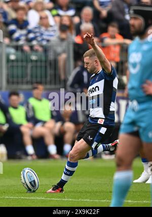 Bath, Somerset, Regno Unito. 1 giugno 2024, The Recreation Ground, Bath, Somerset, Inghilterra; Gallagher Premiership Rugby, Play-off, Bath Versus sale Sharks; Finn Russell di Bath calcia un gol di rigore al 3° minuto per il 3-0 crediti: Action Plus Sports Images/Alamy Live News Credit: Action Plus Sports Images/Alamy Live News Foto Stock