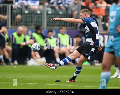 Bath, Somerset, Regno Unito. 1 giugno 2024, The Recreation Ground, Bath, Somerset, Inghilterra; Gallagher Premiership Rugby, Play-off, Bath Versus sale Sharks; Finn Russell di Bath calcia un gol di rigore al 3° minuto per il 3-0 crediti: Action Plus Sports Images/Alamy Live News Credit: Action Plus Sports Images/Alamy Live News Foto Stock