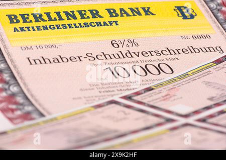 Inhaber-Schuldverschreibung der Berliner Bank Inhaber-Schuldverschreibung der Berliner Bank über 10000 DM und 6,75 % Zins mit Zinsscheine *** Bearer bond of Berliner Bank Bearer bond of Berliner Bank per 10.000 DM e 6,75 interessi con buoni di interesse Foto Stock