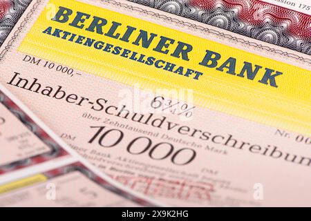 Inhaber-Schuldverschreibung der Berliner Bank Inhaber-Schuldverschreibung der Berliner Bank über 10000 DM und 6,75 % Zins mit Zinsscheine *** Bearer bond of Berliner Bank Bearer bond of Berliner Bank per 10.000 DM e 6,75 interessi con buoni di interesse Foto Stock