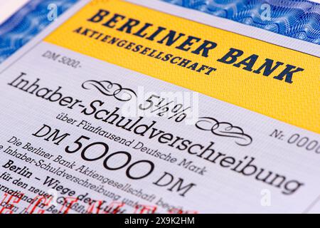 Inhaber-Schuldverschreibung der Berliner Bank Inhaber-Schuldverschreibung der Berliner Bank über 5000 DM e 5,5 % Zins *** Bearer bond of Berliner Bank Bearer bond of Berliner Bank per 5000 DM e 5,5 interessi Foto Stock