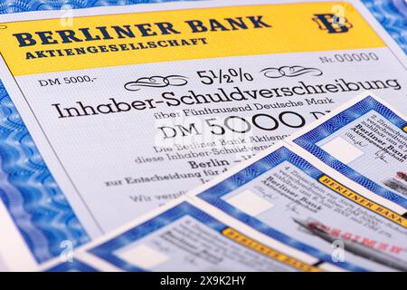 Inhaber-Schuldverschreibung der Berliner Bank Inhaber-Schuldverschreibung der Berliner Bank über 5000 DM und 5,5 % Zins mit Zinsscheine *** Bearer bond of Berliner Bank Bearer bond of Berliner Bank per 5000 DM e 5,5 interessi con buoni di interesse Foto Stock