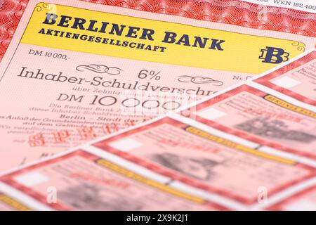 Inhaber-Schuldverschreibung der Berliner Bank Inhaber-Schuldverschreibung der Berliner Bank über 10000 DM und 6 % Zins *** Bearer bond of Berliner Bank Bearer bond of Berliner Bank per 10.000 DM e 6 interessi Foto Stock