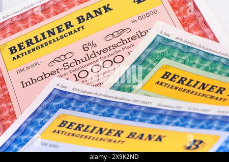 Inhaber-Schuldverschreibung Mehrere Inhaber-Schuldverschreibung der Berliner Bank Aktiengesellschaft *** obbligazione al portatore diversi titoli al portatore della Berliner Bank Aktiengesellschaft Foto Stock