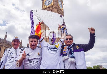 1° giugno 2024, Londra, Inghilterra, Regno Unito: I tifosi del Real Madrid detengono un grande trofeo di cartone accanto al Big Ben davanti alla finale di calcio della Champions League allo stadio di Wembley, mentre il Borussia Dortmund affronta il Real Madrid. (Credit Image: © Vuk Valcic/ZUMA Press Wire) SOLO PER USO EDITORIALE! Non per USO commerciale! Foto Stock