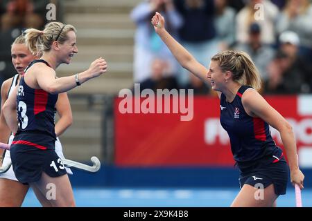 Lily Owsley (a destra) celebra il primo gol della squadra con la britannica Elena Rayer durante la partita FIH Hockey Pro League a Lee Valley, Londra. Data foto: Sabato 1 giugno 2024. Foto Stock